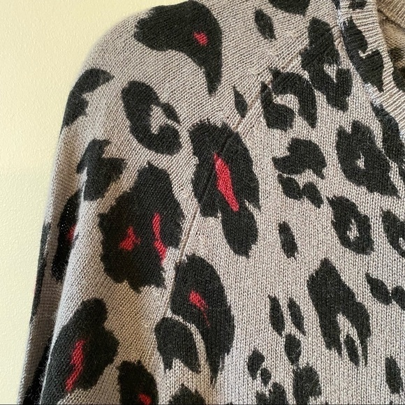 EQUIPMENT -Sloane Cheetah Print 100% Cashmere Lightweight Sweater - Picture 7 of 9